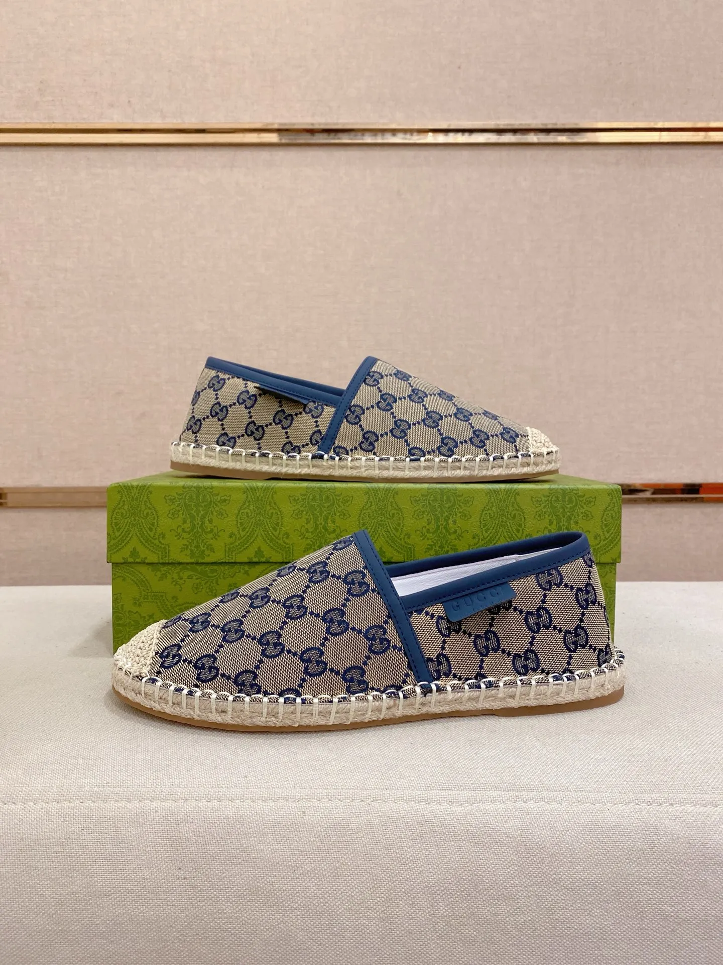 Factory price: 400💰High-quality GUCCI💫Men's latest slip-on Loaf casual shoes✔️The original version is available simultaneously at the counter and is a one-to-one replica🏍️Fabrics: Italian imported fabrics, pure hand-pulled threads, raw rubber breathable anti-slip outsole, breathable and comfortable lambskin lining, 100% comfortable density, original rubber outsole wear-resistant ✔️Code number: 38-44, you deserve it, (Note: 45 can be customized, non-refundable and non-exchangeable)